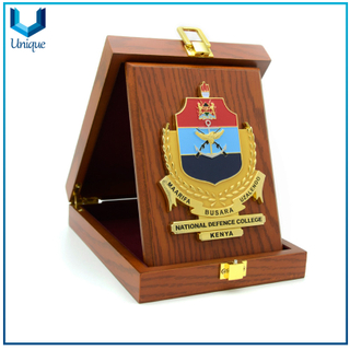 Wholesale Diseño personalizado Metal Militar Shield con caja de madera, Placas de premio militar de honor con caja de madera, Medalla de Premio Militar de Oro MOQ bajo